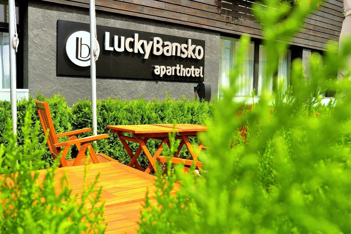 Изглед от външната градина | Апарт хотел Лъки Банско & СПА