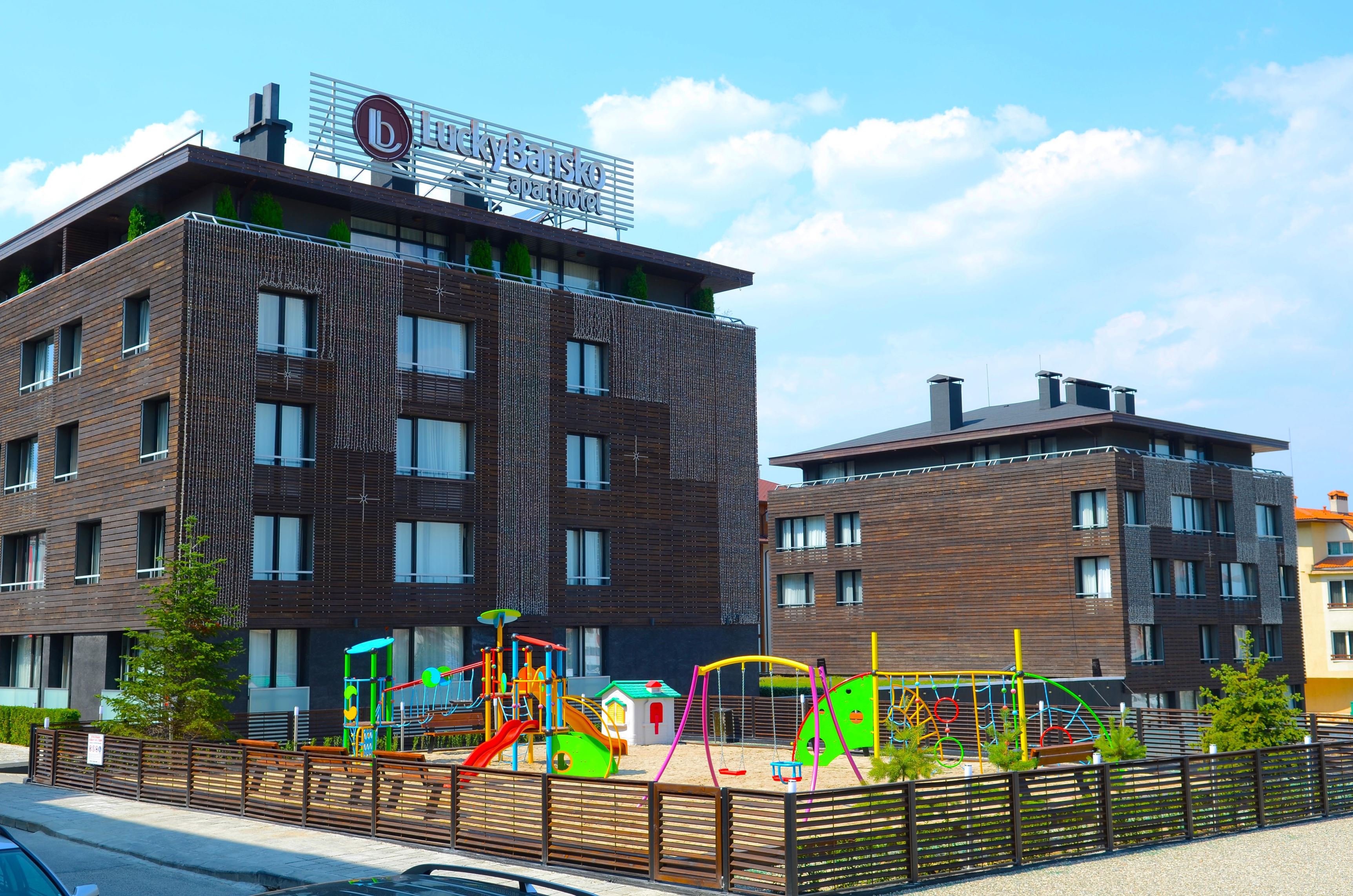 Лъки Банско СПА & Релакс | Фасада на хотел с детска площадка