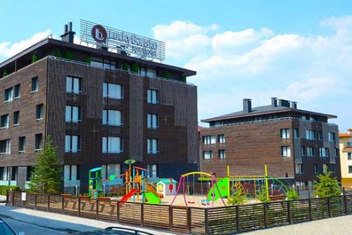 Фасада и детска площадка в Лъки Банско | Lucky Bansko