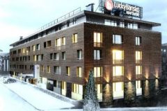 Зимна фасада при сняг | Lucky Bansko SPA & Relax