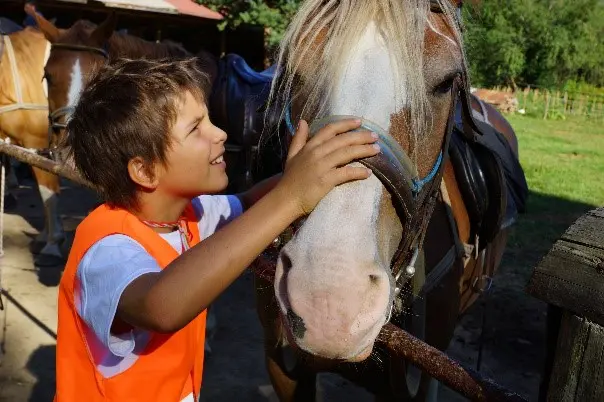 Деца с коне в детския лагер | Lucky Bansko
