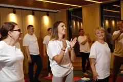 Щастливи участници в йога курсове