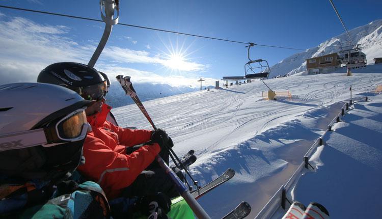 Skiers at the lift in Bansko | Lucky Bansko