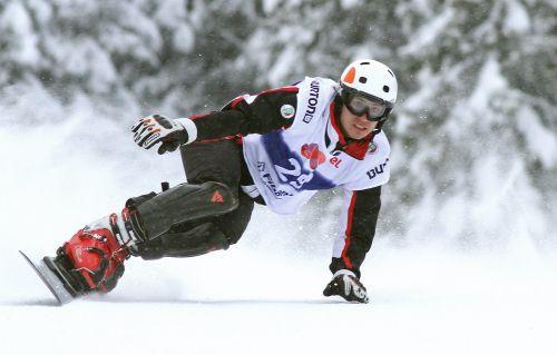 Snowboarder pe o pârtie de schi în Bansko | Lucky Bansko