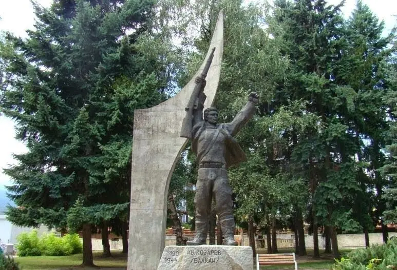 Иван Козарев паметник | Lucky Bansko