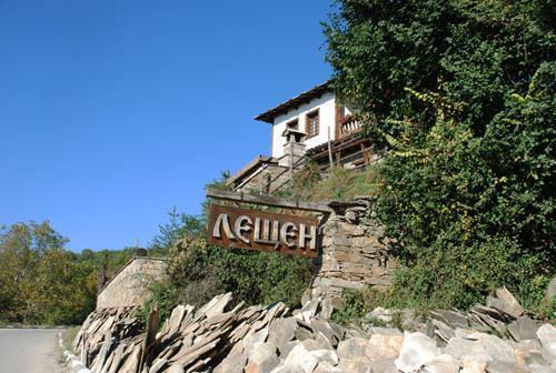 Placă la intrarea în satul Leshten