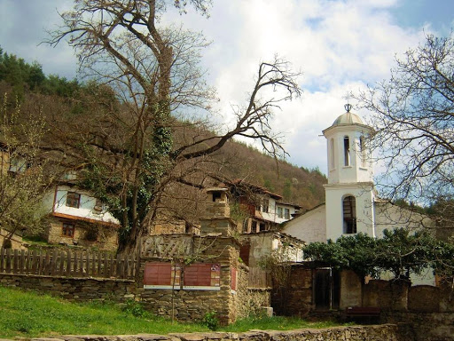 Църква в село Лещен