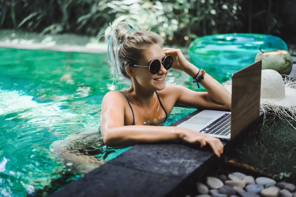 жена в басейн с лаптоп и очила