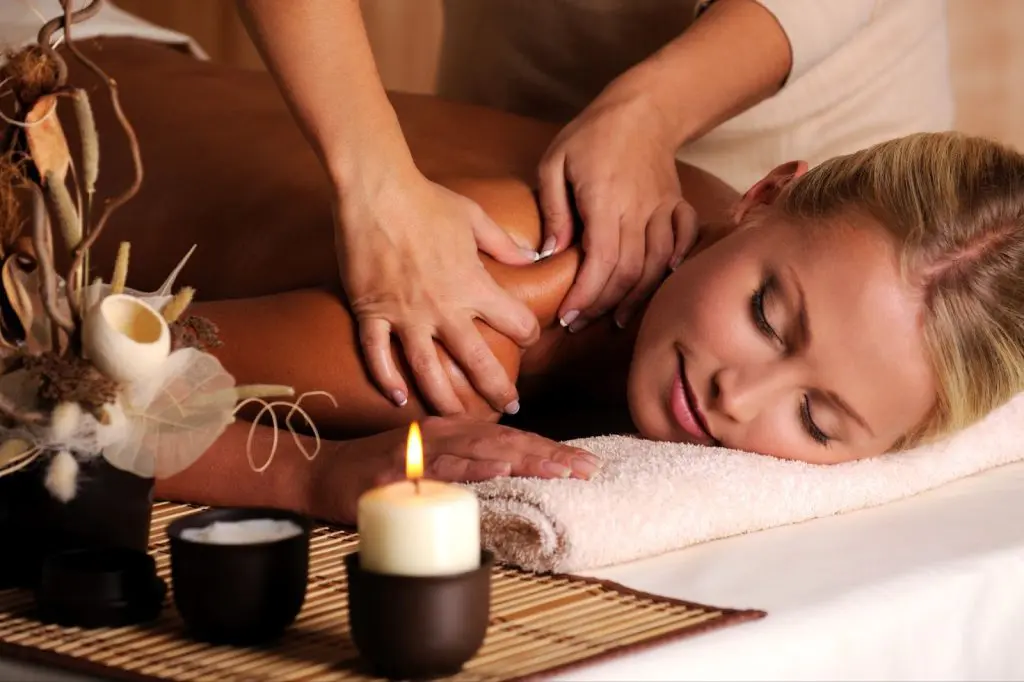 жена прави дълбокотъканен масаж в СПА център