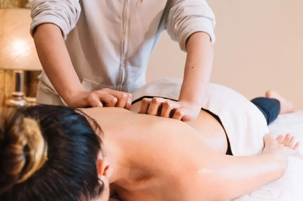 жена на масаж на гърба