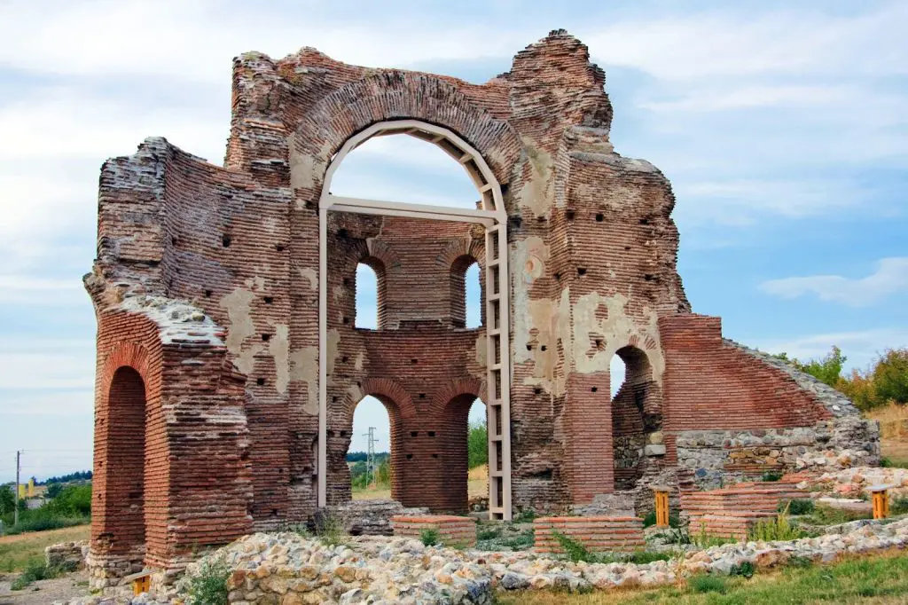 Средновековни църкви в България