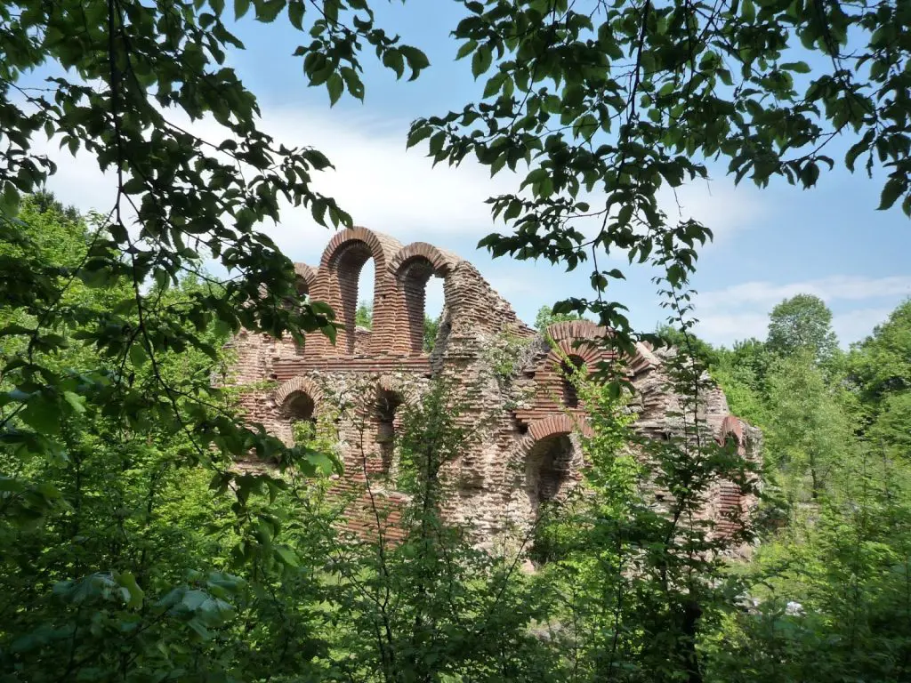 Средновековни църкви в България