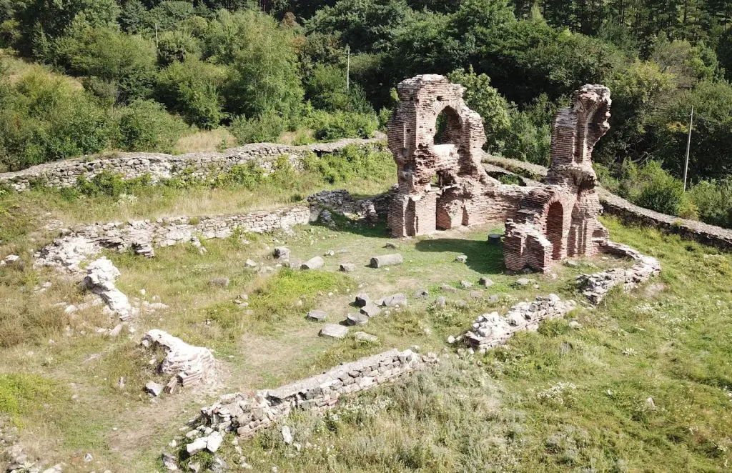 Средновековни църкви в България