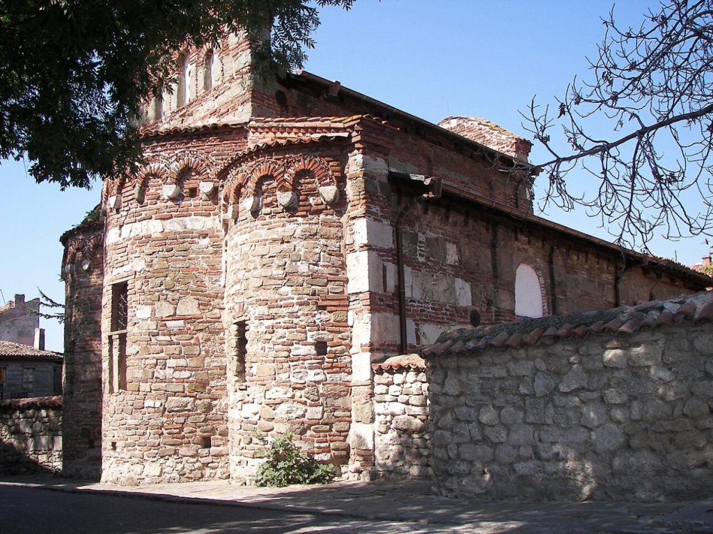 Част от стара църква с каменна зидария.