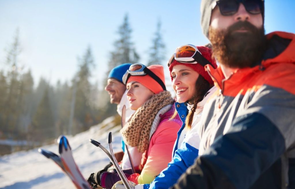 група от хора държат ски на писта