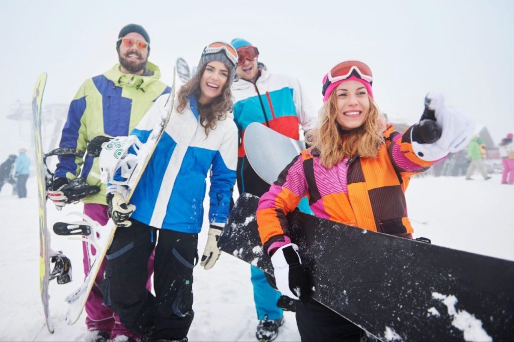 две двойки се забавляват на снежна писта