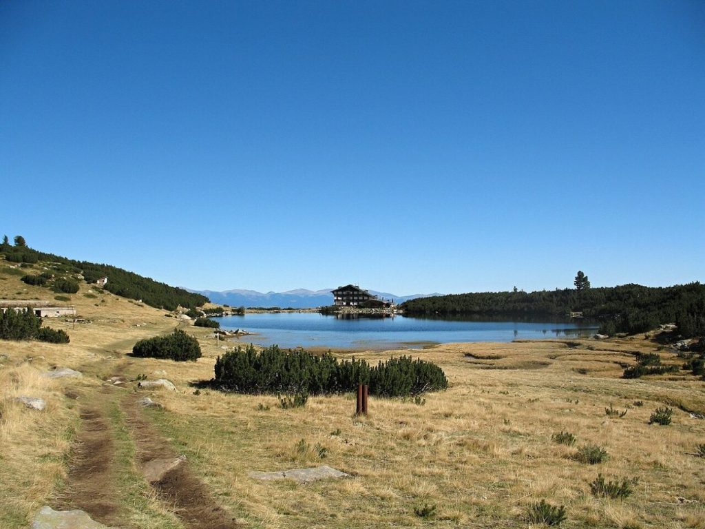 Гледка към Безбожко езеро и хижа в далечината