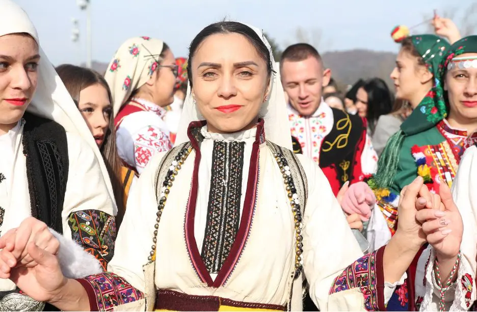 Красива жена в традиционна българска носия 
